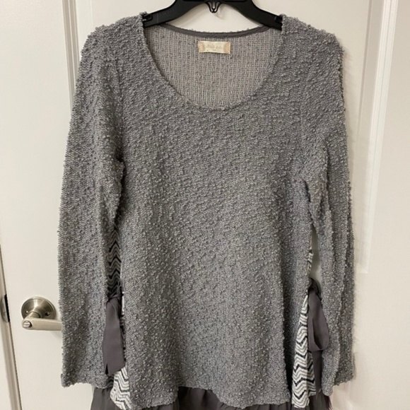 Altard State Textured Gray Ruffle Hem Tunic Top. Medium. - Picture 5 of 16